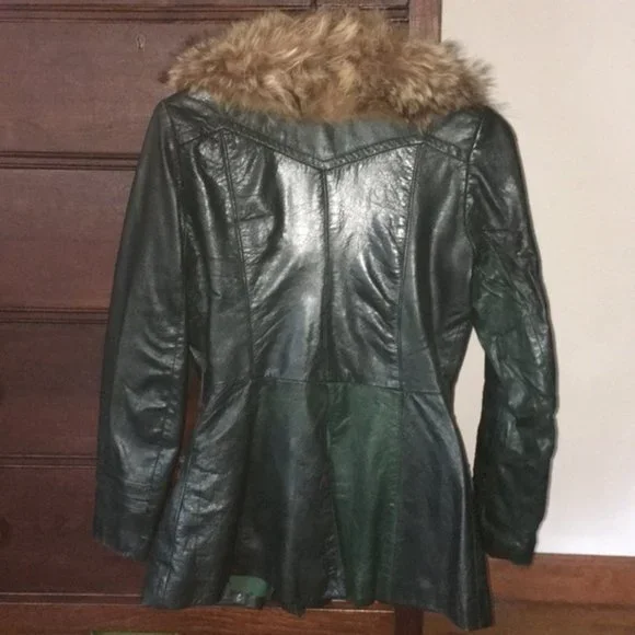 Vintage Leather Jacket with Fur Collar - Picture 11 of 16